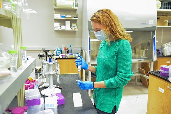 Kylie Weis works in a laboratory.
