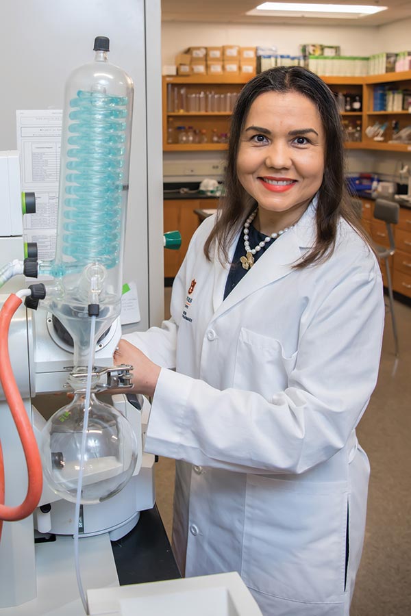 Dr. Angela Calderón