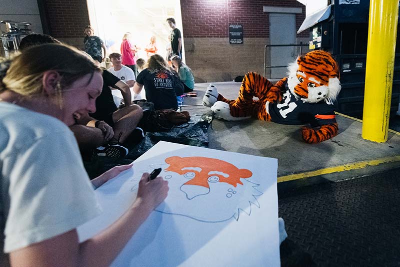 Aubie poses for a drawing