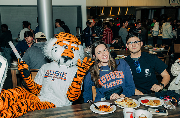 Students eating with Aubie.