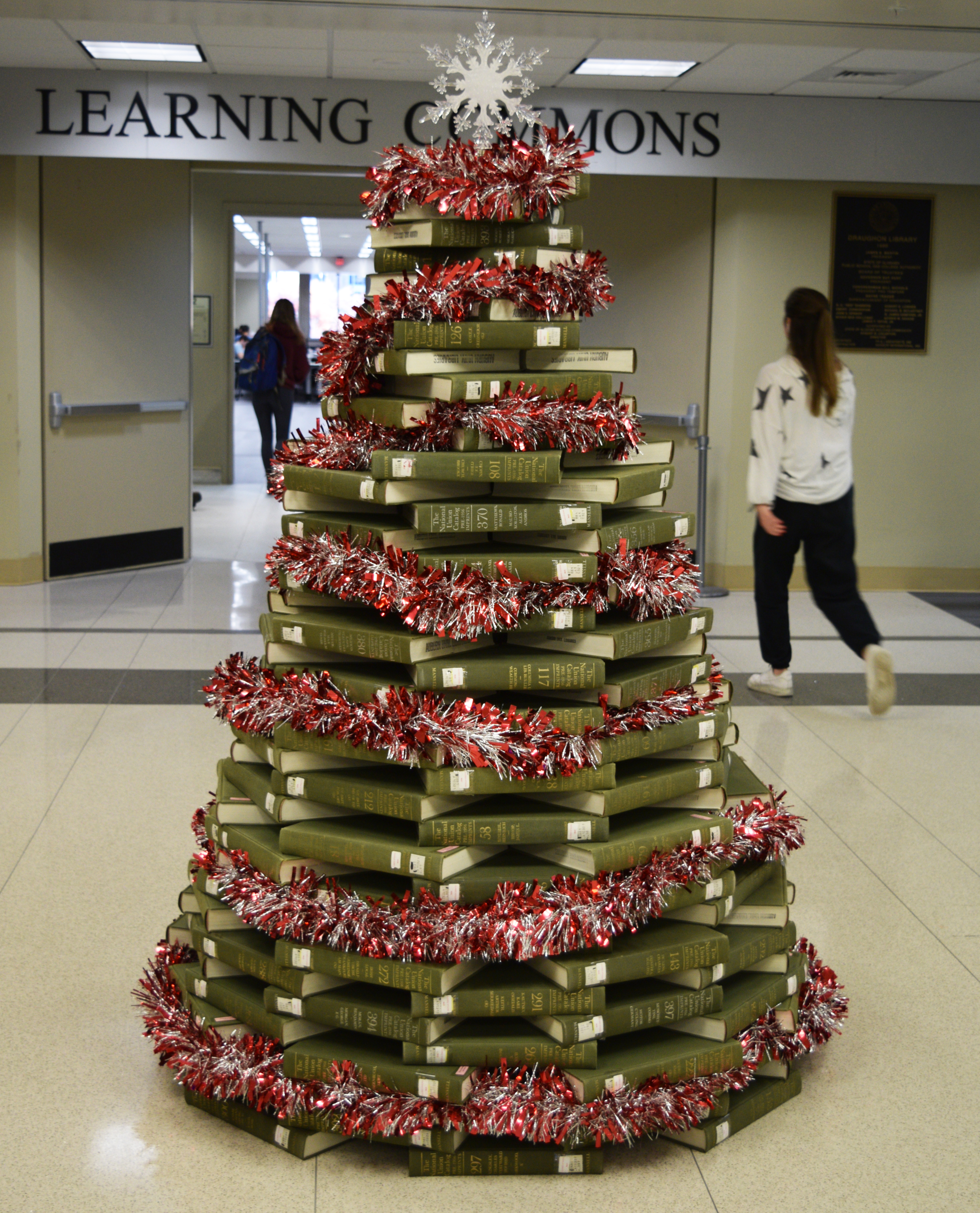 AU Library's Christmas tree